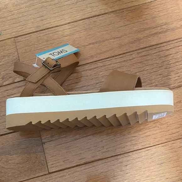 TOMS Women's Tan Platform Sandals - Picture 3 of 7